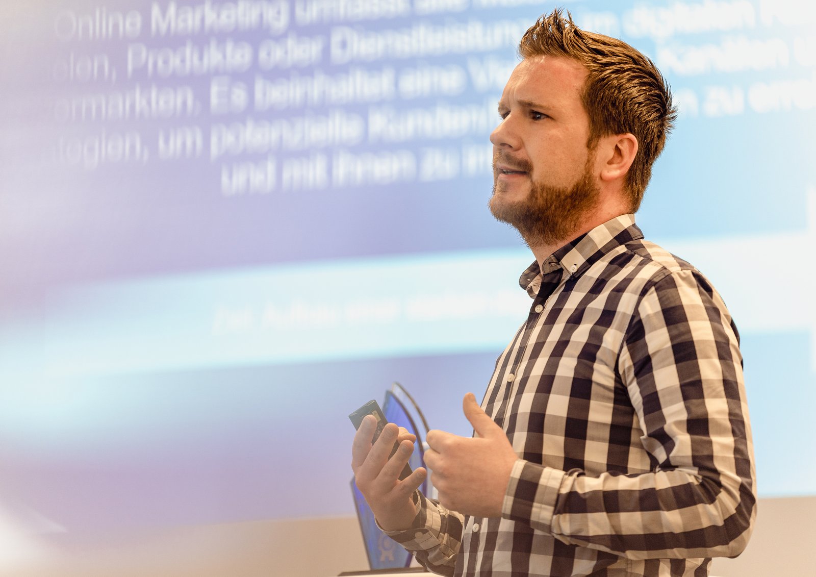 Alexander Wrobel bei einem Vortrag